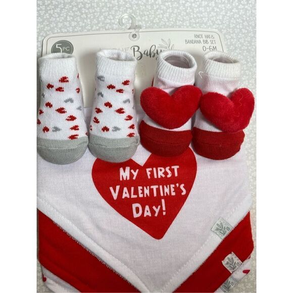 TRUE BABY 0-6 MONTH - 1ST VALENTINES BIB AND SOCK SET - Picture 2 of 8